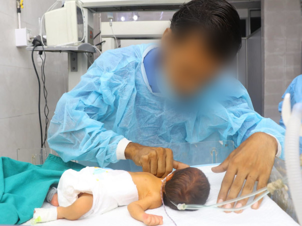Man Carried His Pregnant Wife For 1.5km To Deliver Their Son