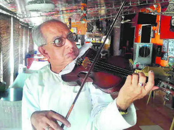 Swapan Sett:Kolkata violinist performs to raise money for ailing wife