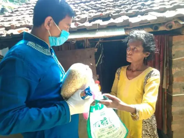 Distribute food to unemployed daily wage earners families in corona.