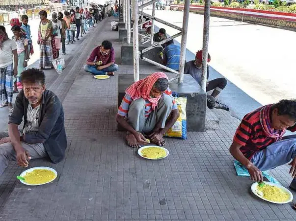 SUPPORT COVID-Homeless people consume meals distributor
