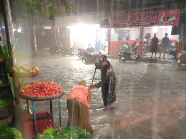 Hyderabad Heavy Rains made Many Street Vendors Hopeless, Lets Help