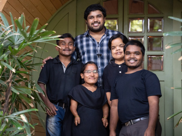Help the Little people (people with Dwarfism) working at Hobbit Cafe