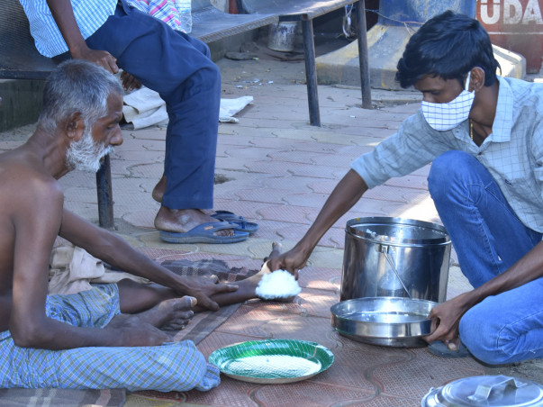Sponsor Food for Homeless Elders in India