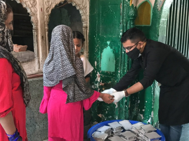 FOOD & RATION KITS FOR NEEDY IN THE PANDEMIC #aaomilkarbhookmitayein