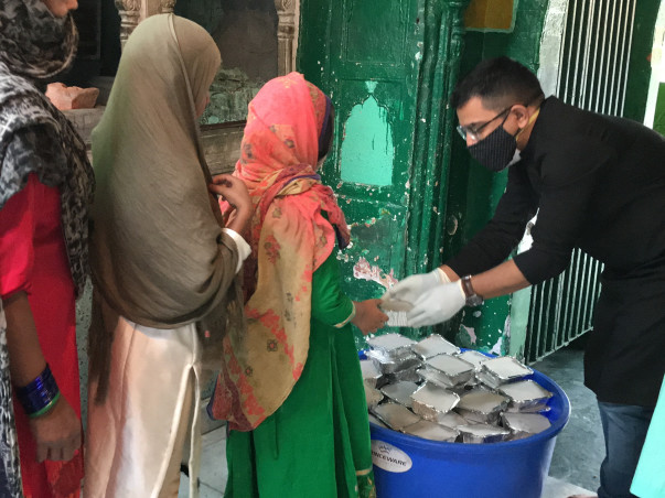 FOOD & RATION KITS FOR NEEDY IN THE PANDEMIC #aaomilkarbhookmitayein