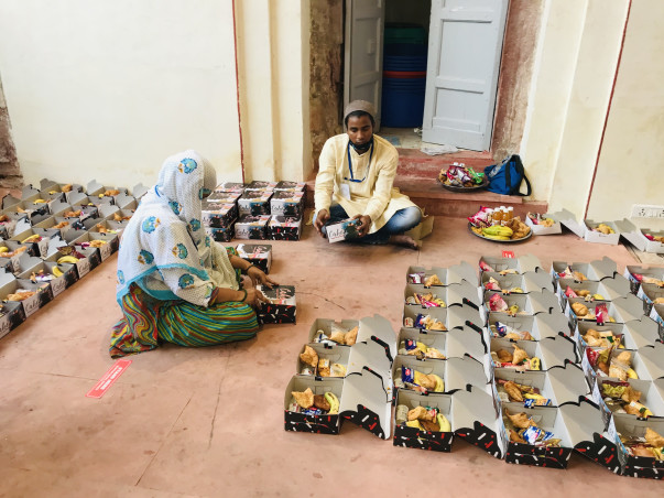 FOOD & RATION KITS FOR NEEDY IN THE PANDEMIC #aaomilkarbhookmitayein