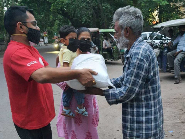 FOOD & RATION KITS FOR NEEDY IN THE PANDEMIC #aaomilkarbhookmitayein