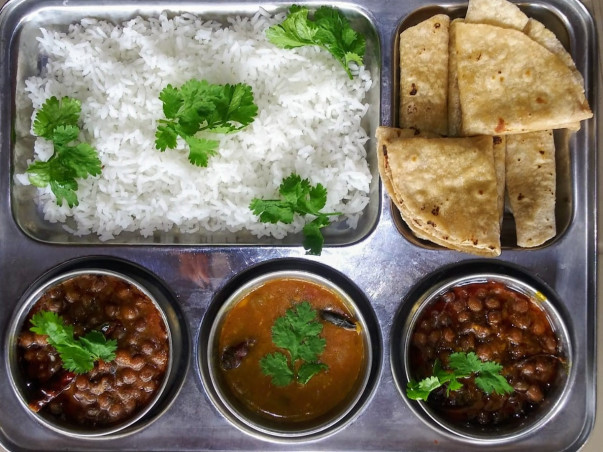 Visamo Tiffin Seva : distributing Free Meals for elderly people