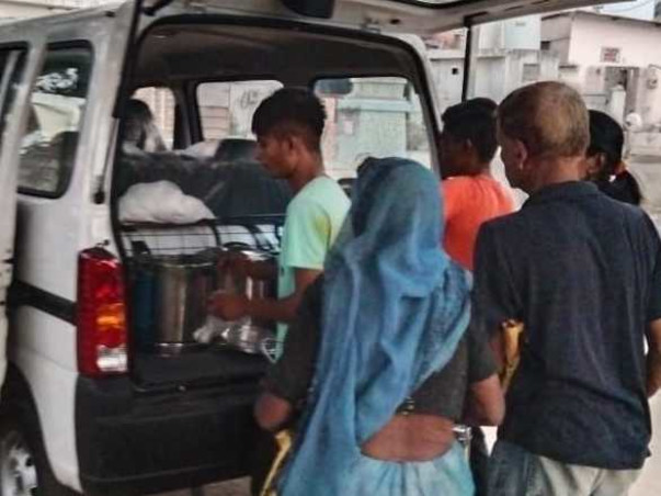 Visamo Tiffin Seva : distributing Free Meals for elderly people