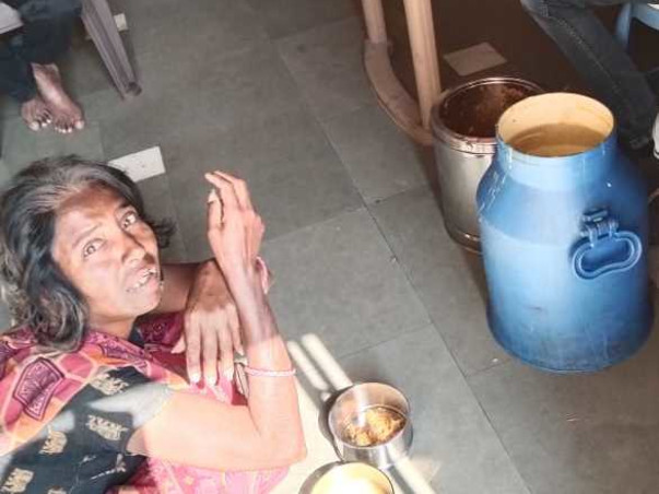 Visamo Tiffin Seva : distributing Free Meals for elderly people