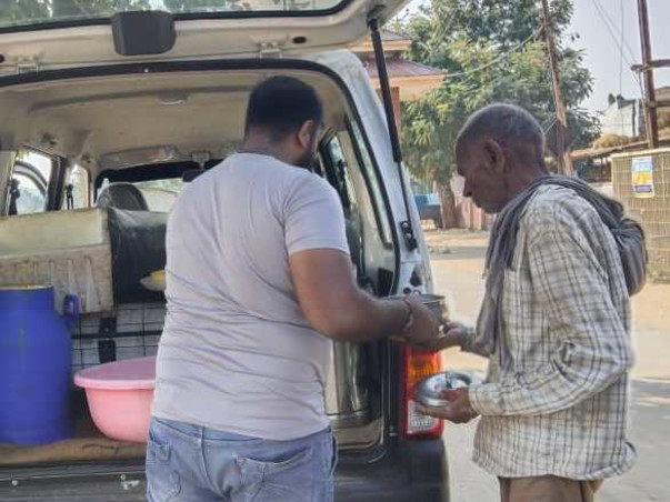 Visamo Tiffin Seva : distributing Free Meals for elderly people