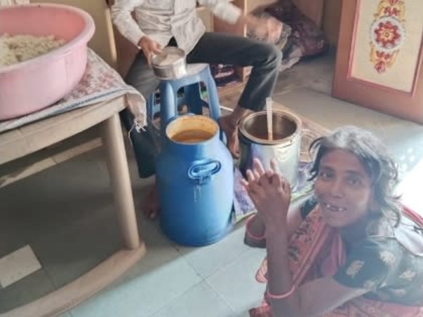 Visamo Tiffin Seva : distributing Free Meals for elderly people