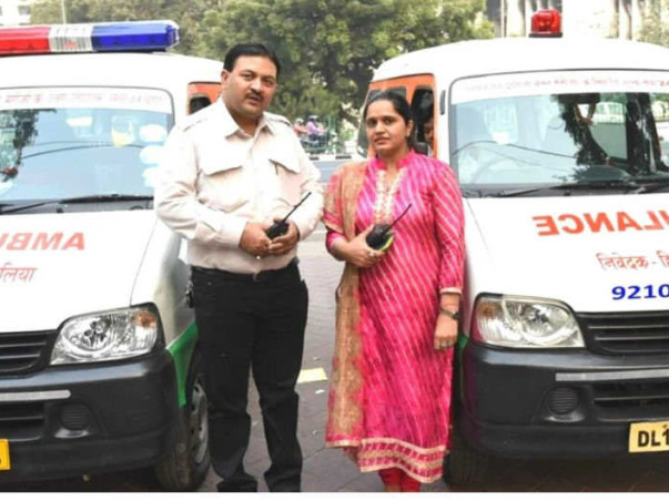 help-ambulance-couple-as-sm