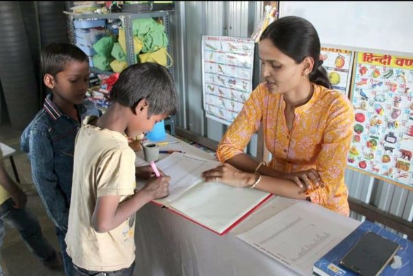 The children approve the monthly expenditure budget in the children's meeting.