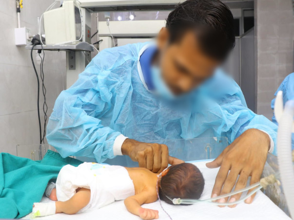 Man Carried His Pregnant Wife For 1.5km To Deliver Their Son