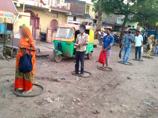 Providing Relief Kits To Wage Worker & Low-Income Groups In Ahmedabad